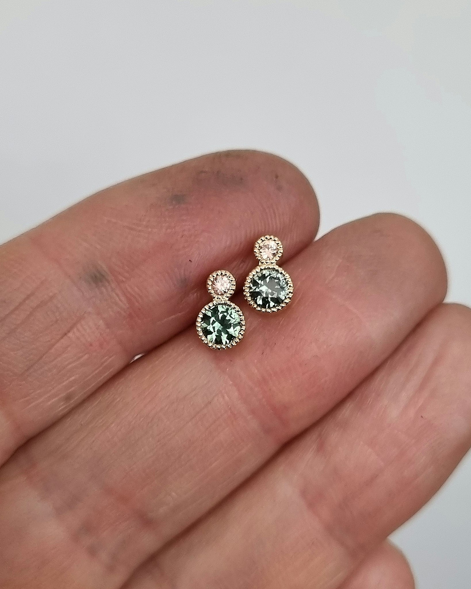 Safirer studs teal & peach - örhängen i 18K