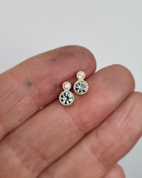 Safirer studs teal & peach - örhängen i 18K
