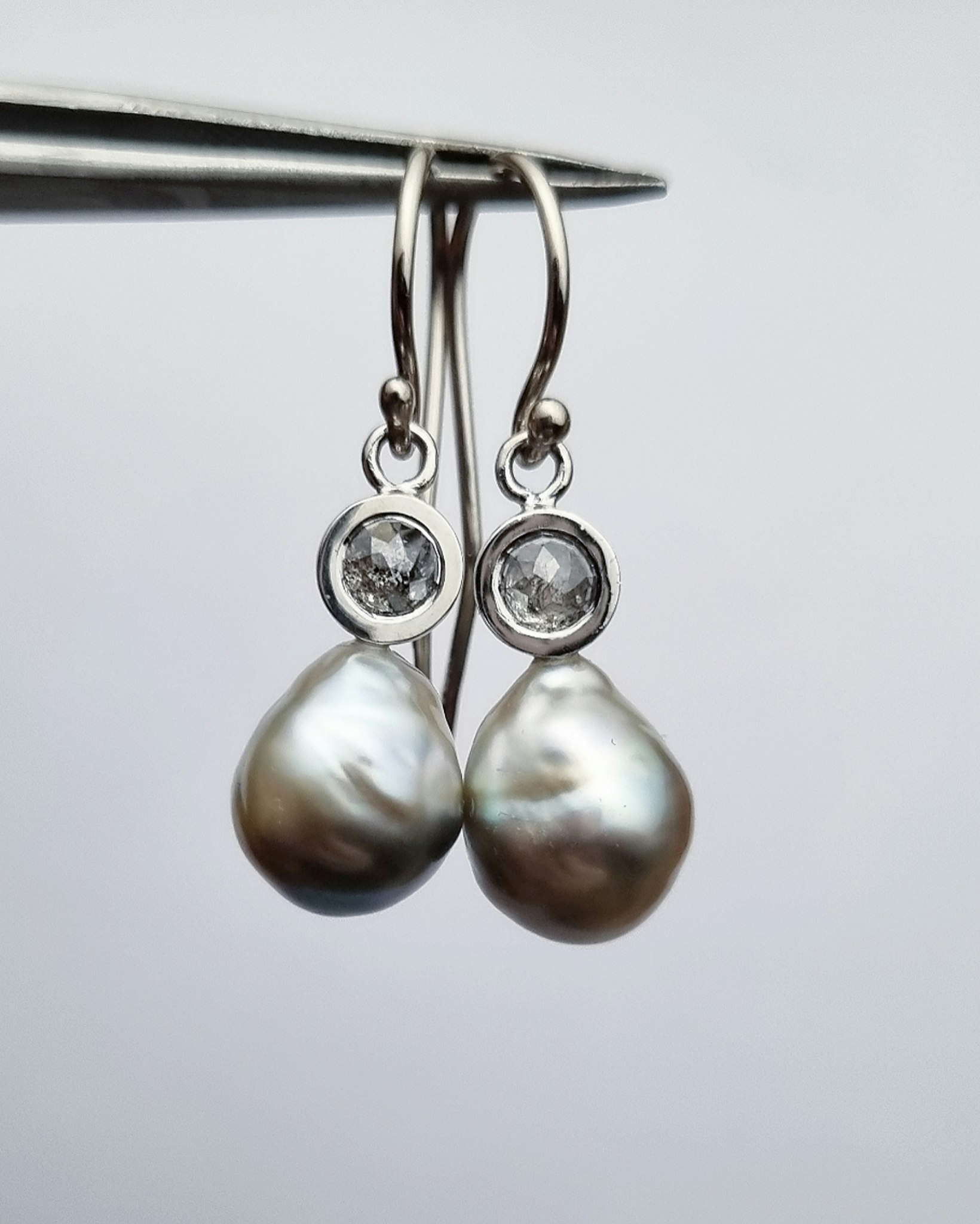 Salt & Peppar 0,35 ct med Tahitipärlor - diamantörhängen i 18K vitguld
