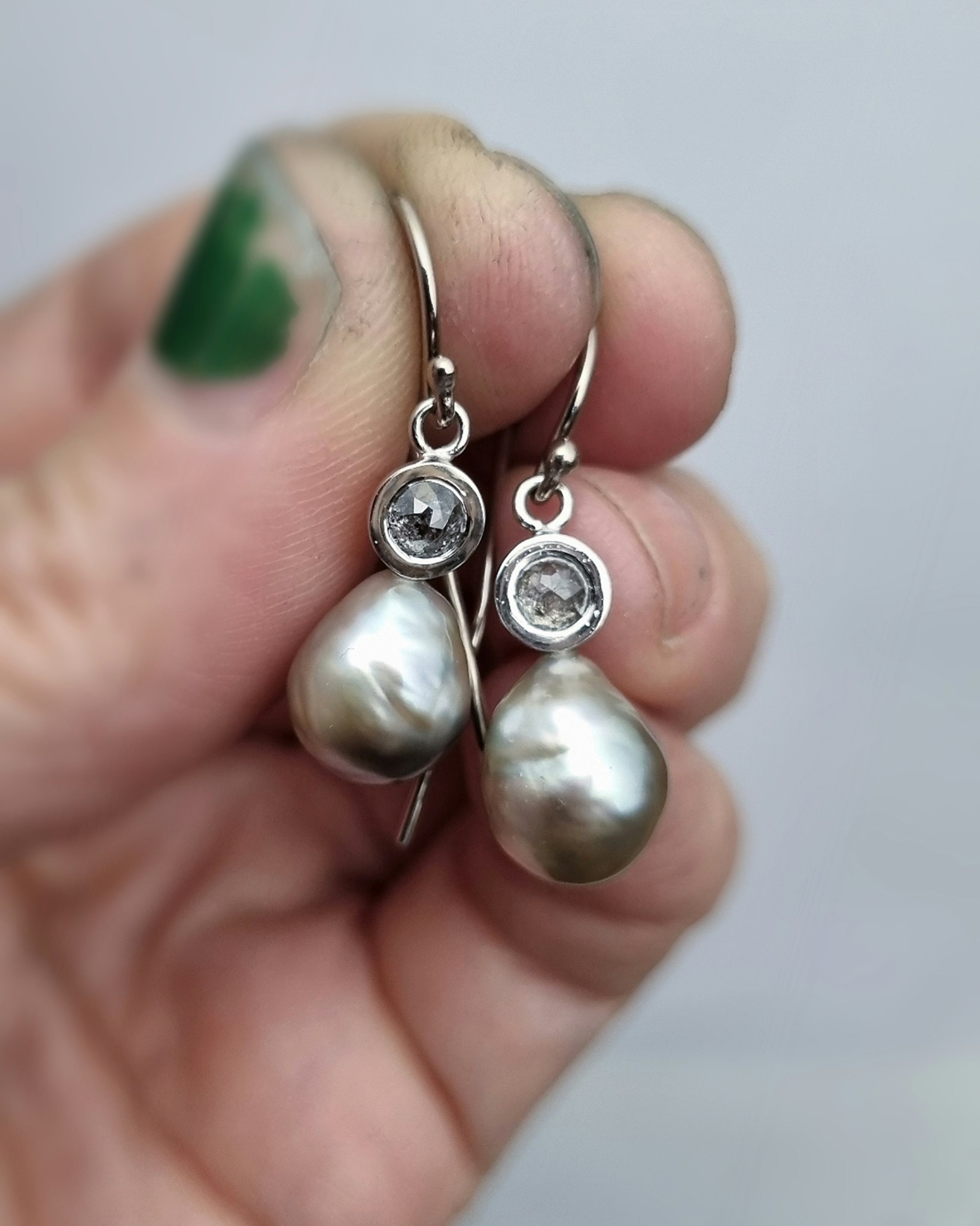 Salt & Peppar 0,35 ct med Tahitipärlor - diamantörhängen i 18K vitguld