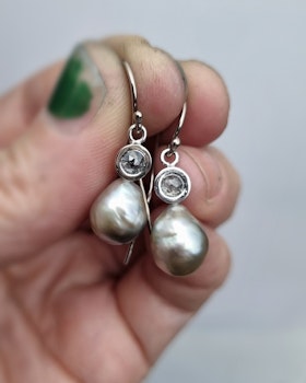 Salt & Peppar 0,35 ct med Tahitipärlor - diamantörhängen i 18K vitguld