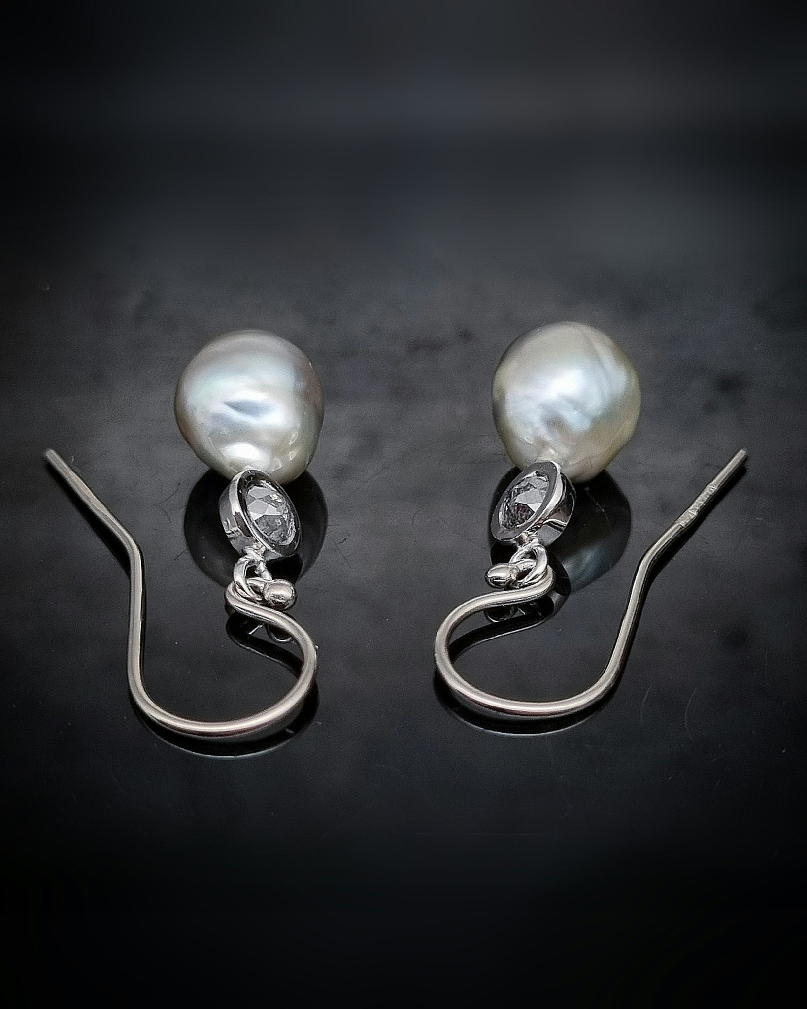 Salt & Peppar 0,35 ct med Tahitipärlor - diamantörhängen i 18K vitguld