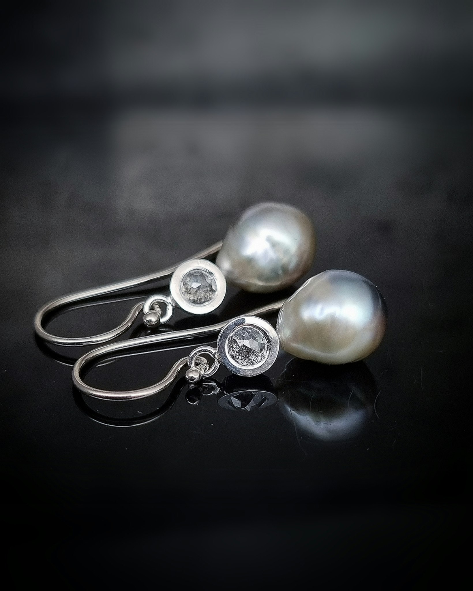 Salt & Peppar 0,35 ct med Tahitipärlor - diamantörhängen i 18K vitguld