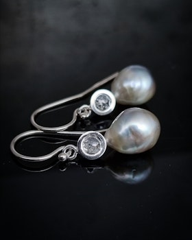 Salt & Peppar 0,35 ct med Tahitipärlor - diamantörhängen i 18K vitguld