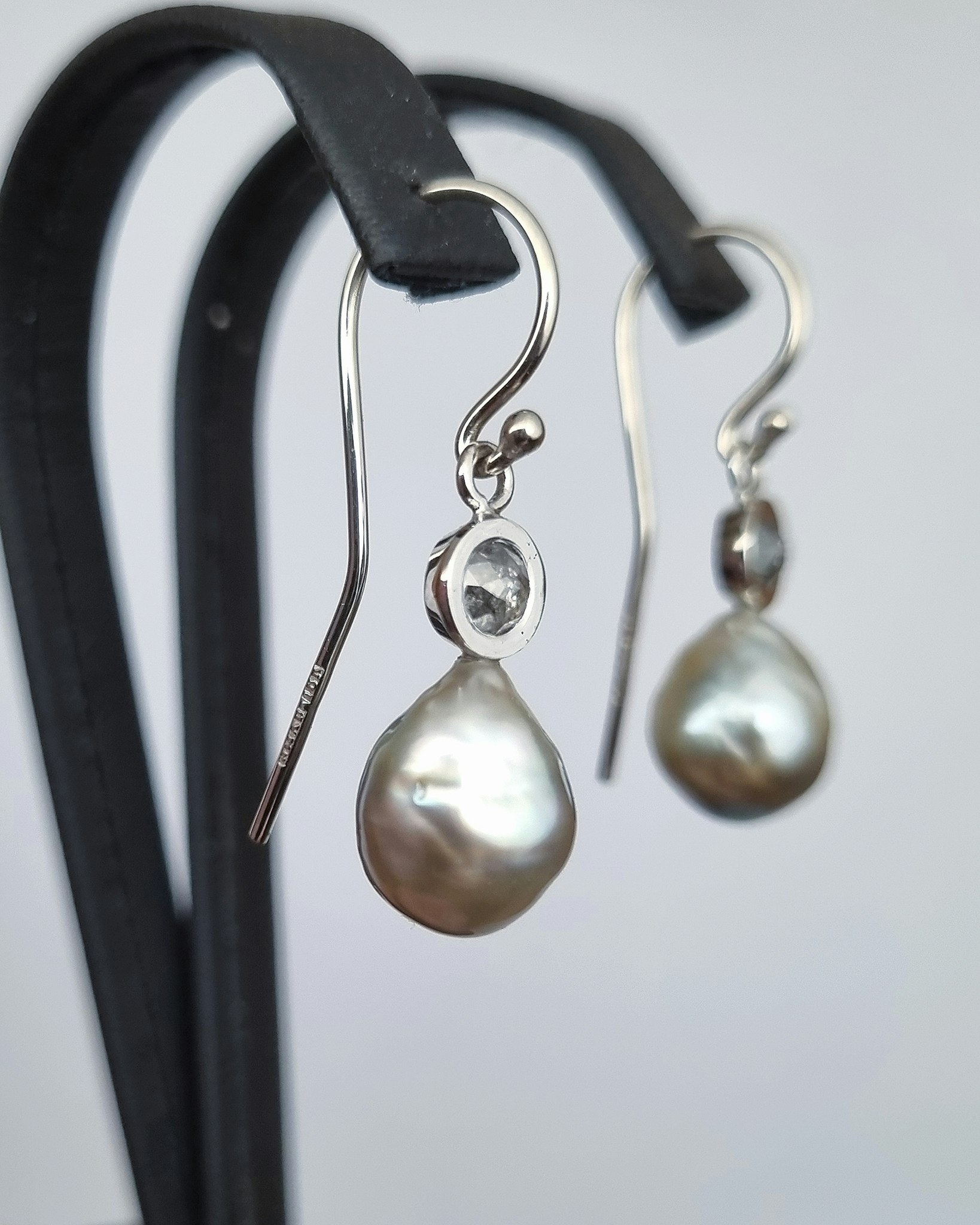 Salt & Peppar 0,35 ct med Tahitipärlor - diamantörhängen i 18K vitguld