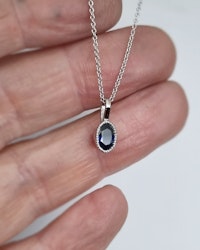 Klassisk mörkblå Safir - Hänge i 18K vitguld