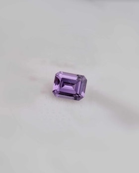 Ljuslila Safir 4 x 6 mm smaragdslipad - 'made by order'