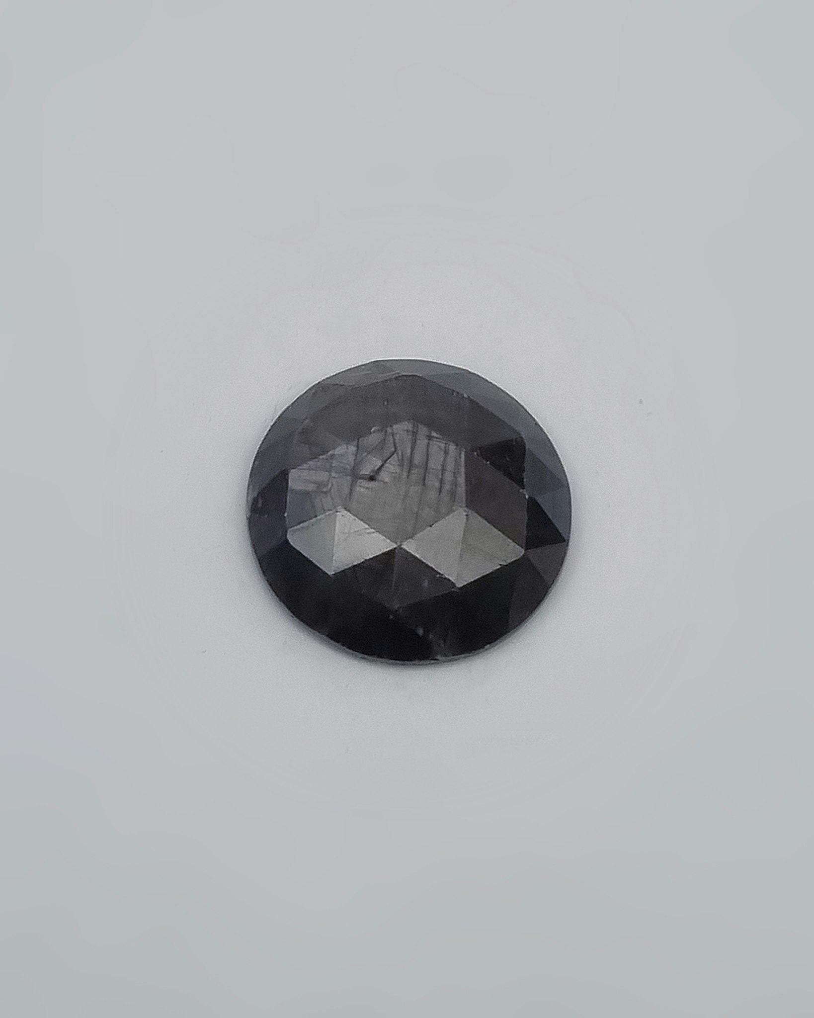 Gråsvart 8 ct Safir 14 mm- 'made by order'