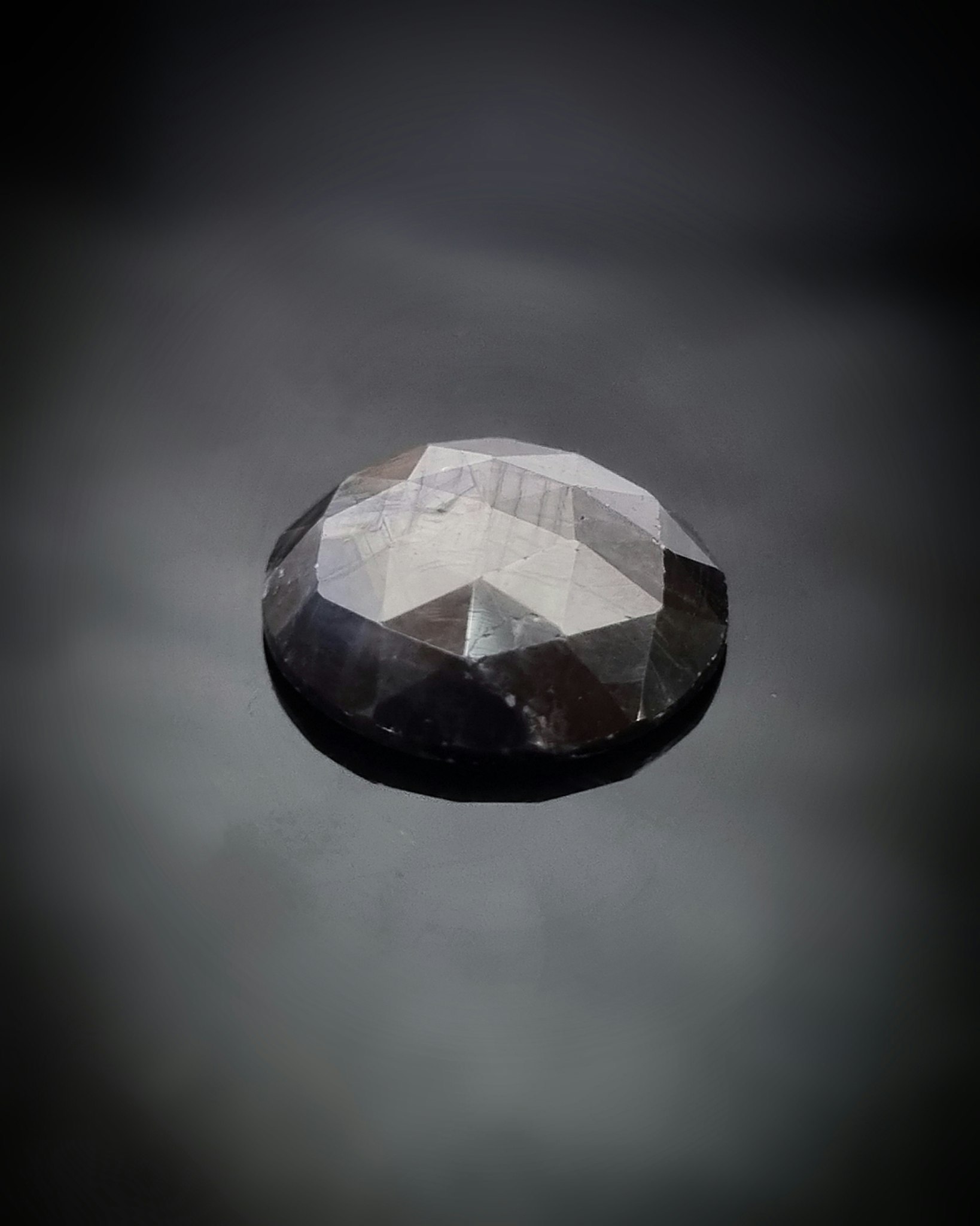 Gråsvart 8 ct Safir 14 mm- 'made by order'