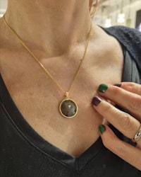 Koppar- & bronsskimrande Safir 10,26 ct - hänge i guld