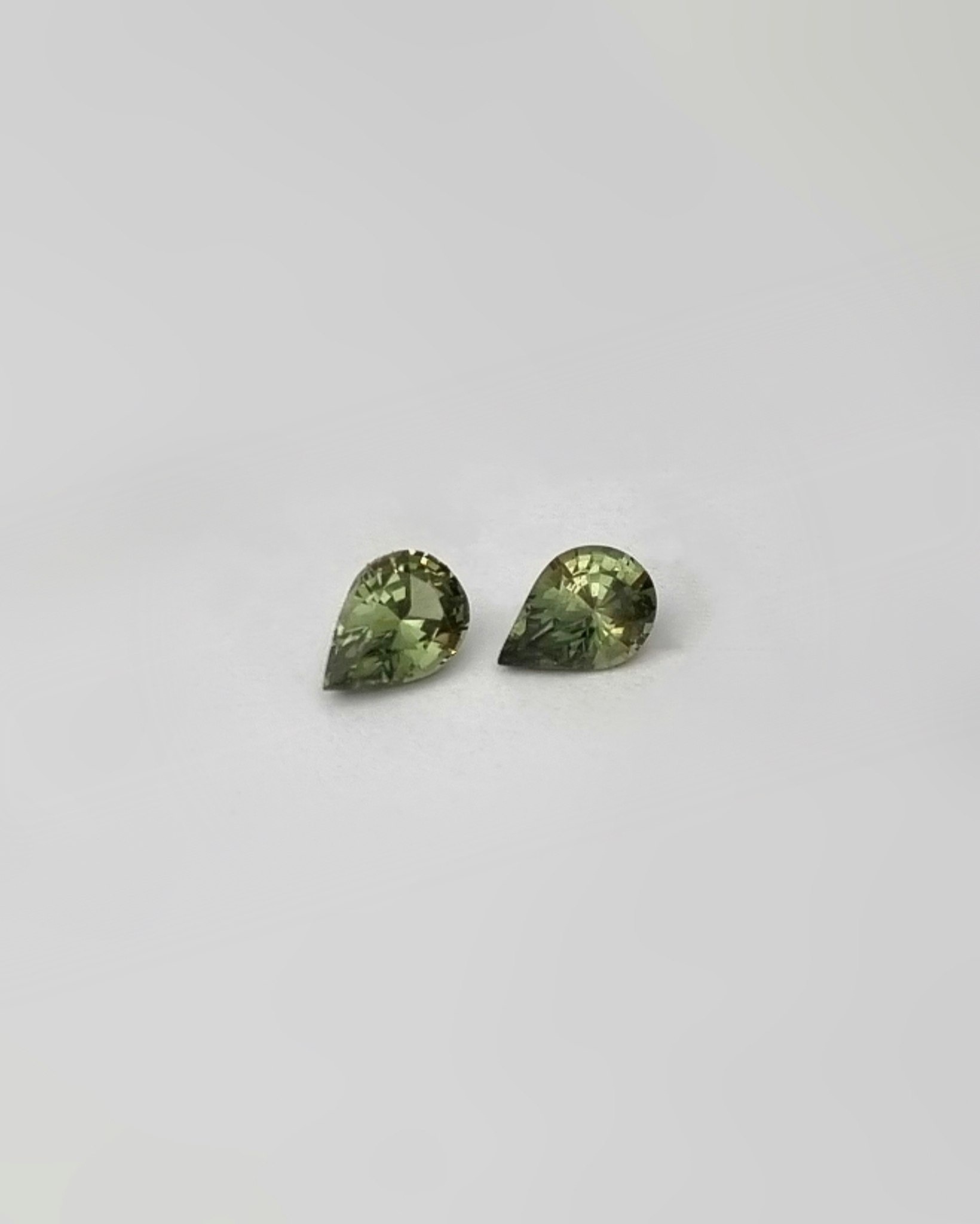 Gröna Safirer päron 1,11 ct par - 'made by order'