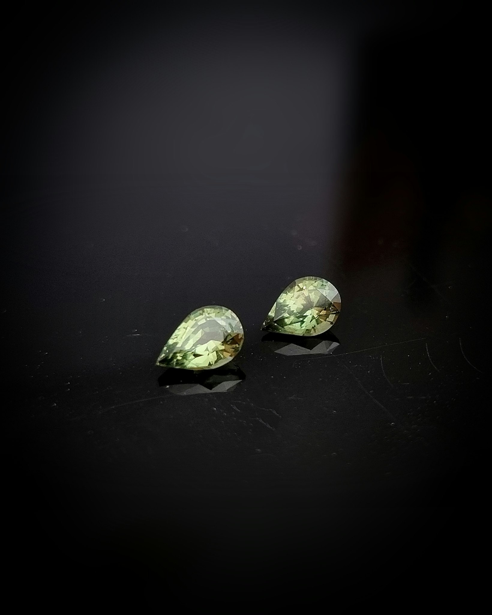 Gröna Safirer päron 1,11 ct par - 'made by order'