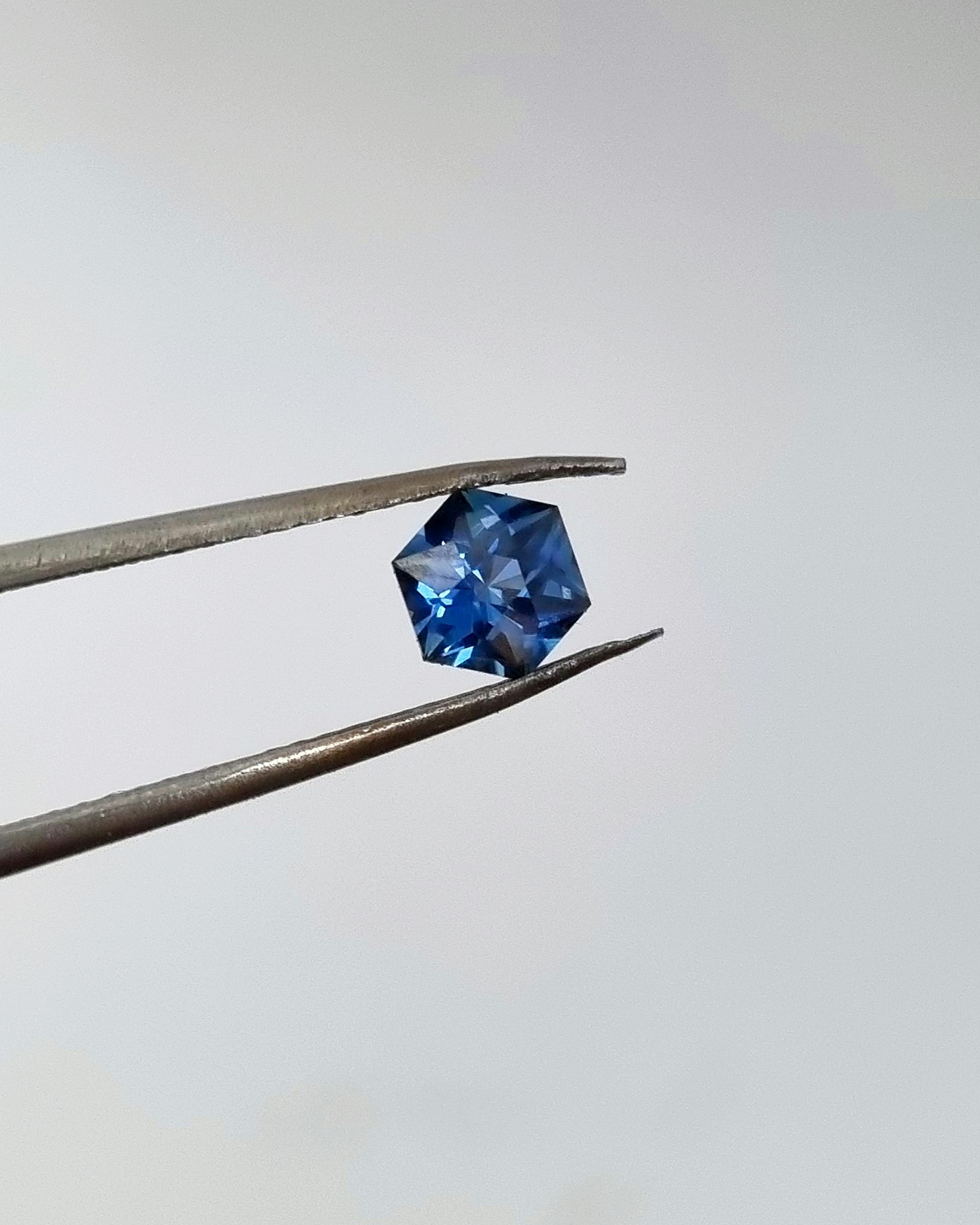 Klarblå Safir hexagonslipad - 'made by order'