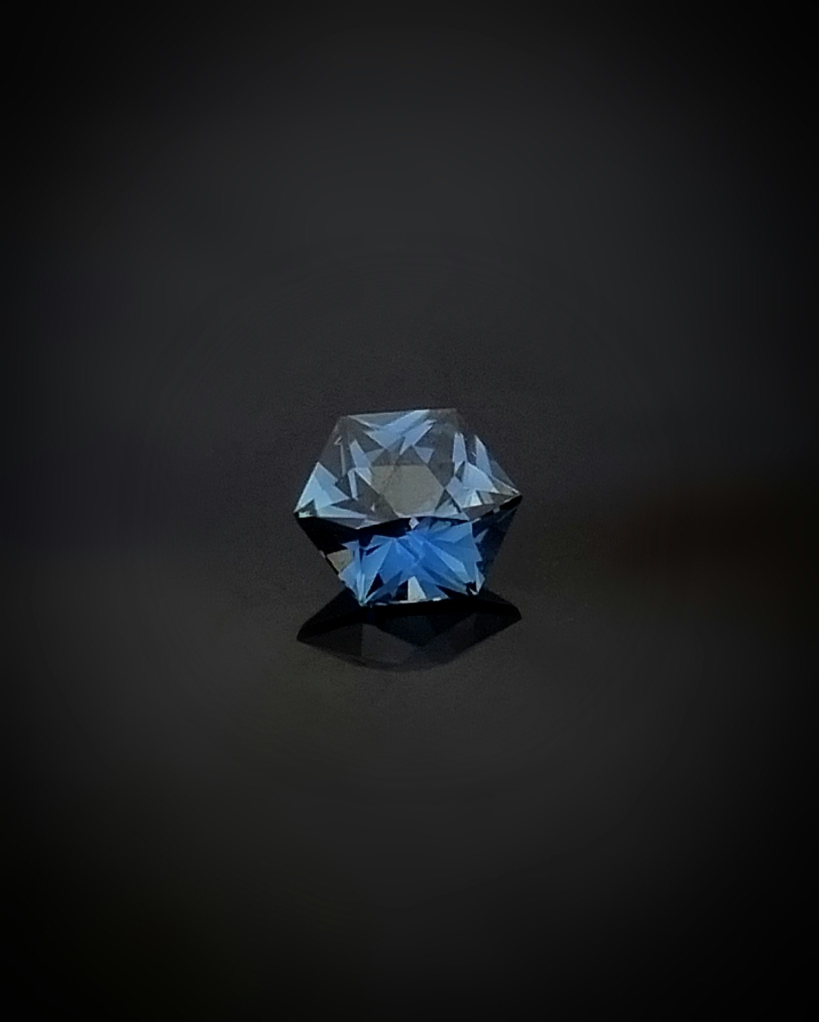 Klarblå Safir hexagonslipad - 'made by order'