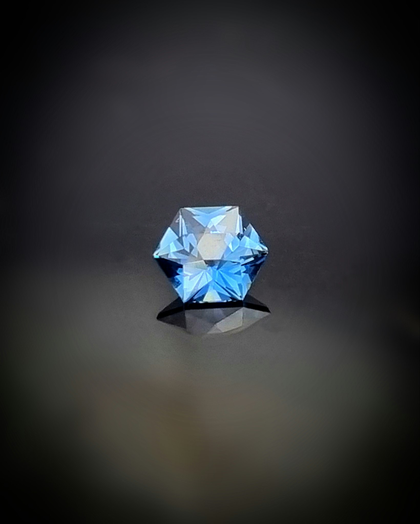 Klarblå Safir hexagonslipad - 'made by order'
