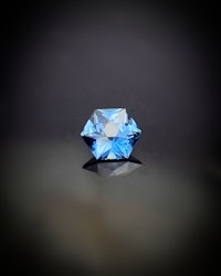 Klarblå Safir hexagonslipad - 'made by order'