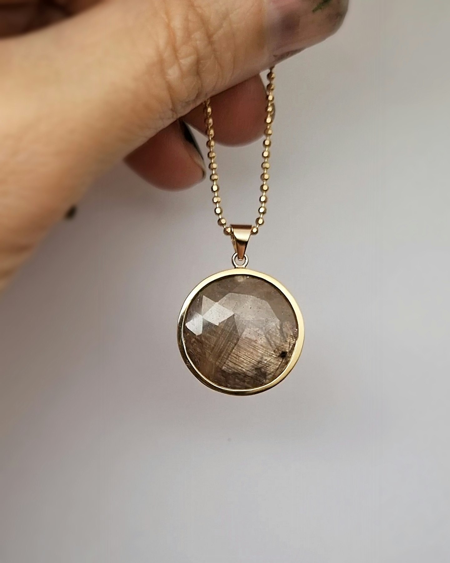 Gråsvart 8 ct Safir 14 mm- 'made by order'