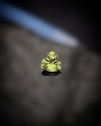 Limegrön Safir 4,6 mm trilliant - 'made by order'