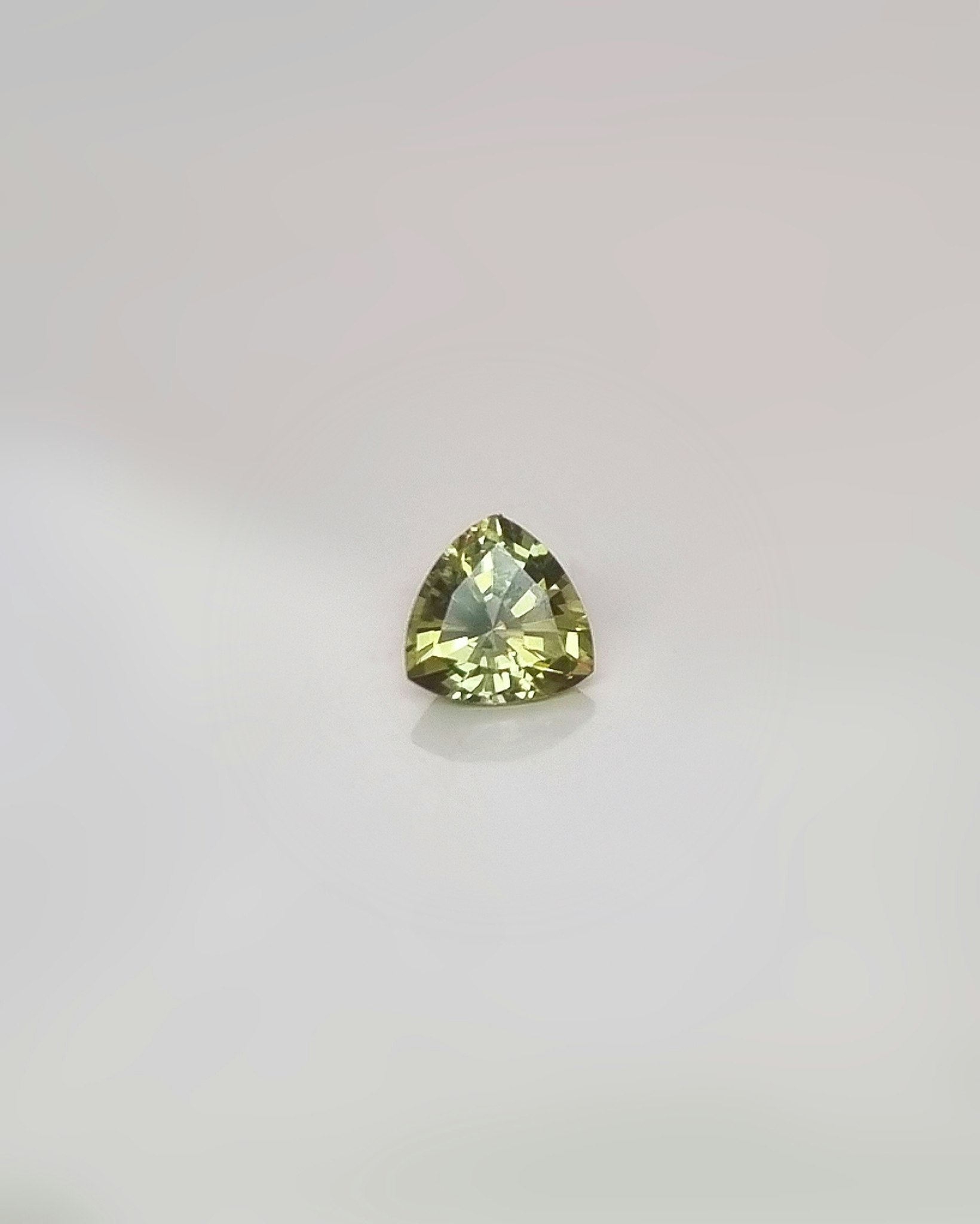 Limegrön Safir 4,6 mm trilliant - 'made by order'