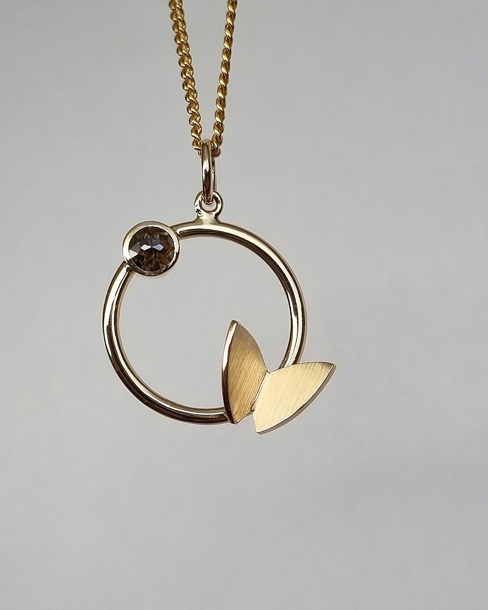 Fjäril på ring med coffeediamant 0,35 ct - hänge i 18K guld