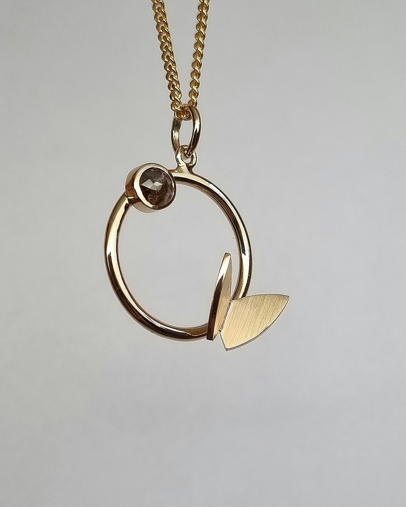 Fjäril på ring med coffeediamant 0,35 ct - hänge i 18K guld