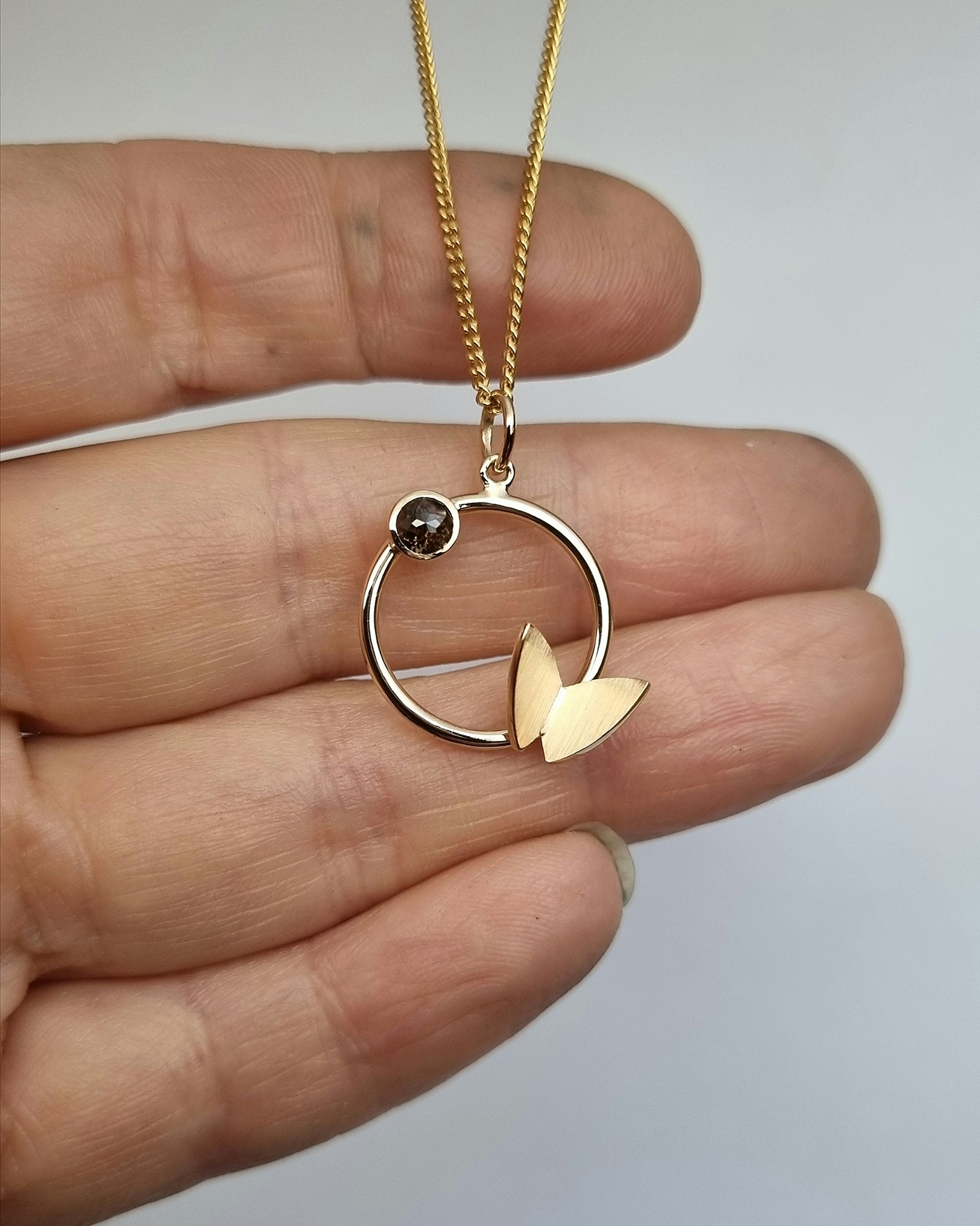 Fjäril på ring med coffeediamant 0,35 ct - hänge i 18K guld