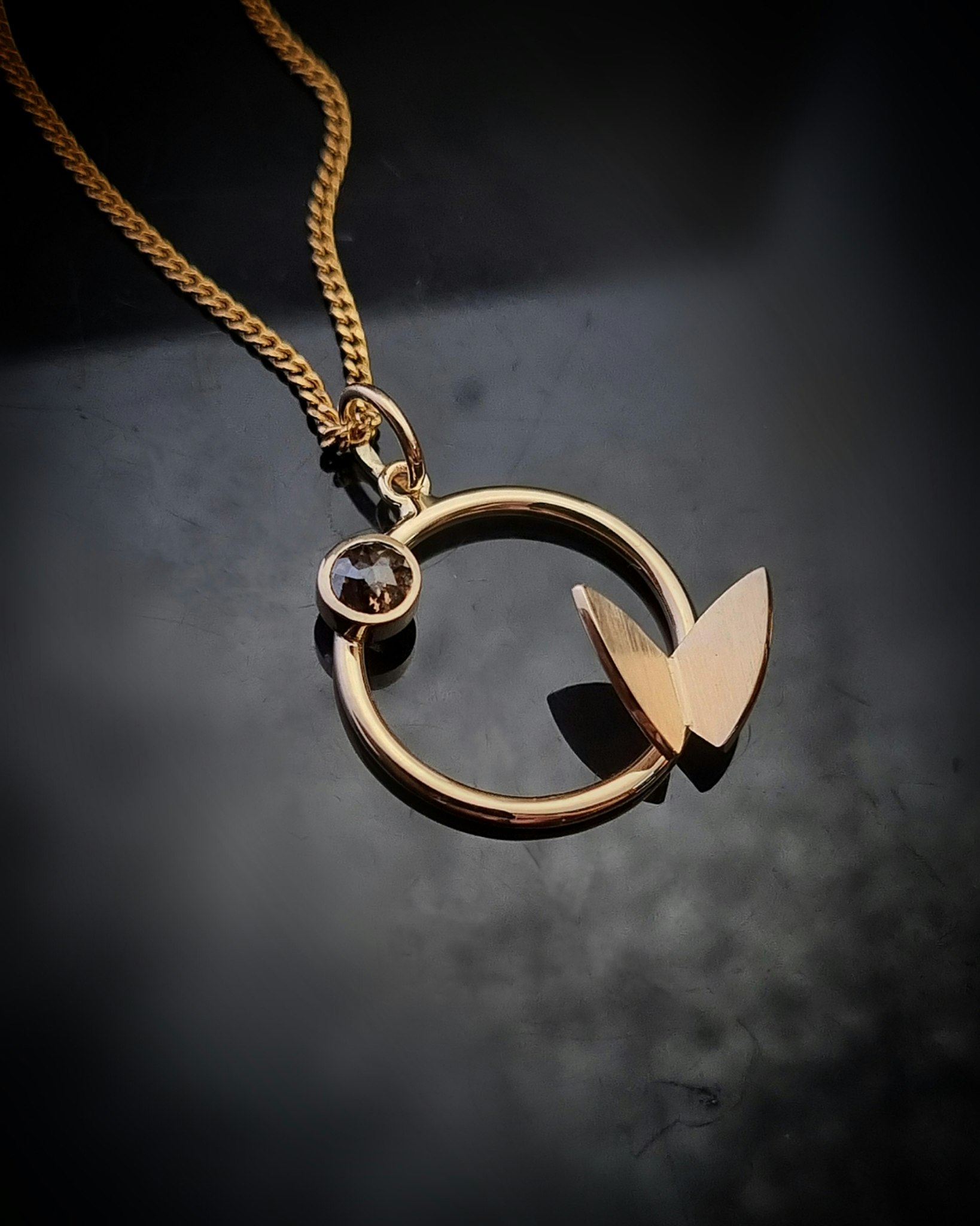 Fjäril på ring med coffeediamant 0,35 ct - hänge i 18K guld