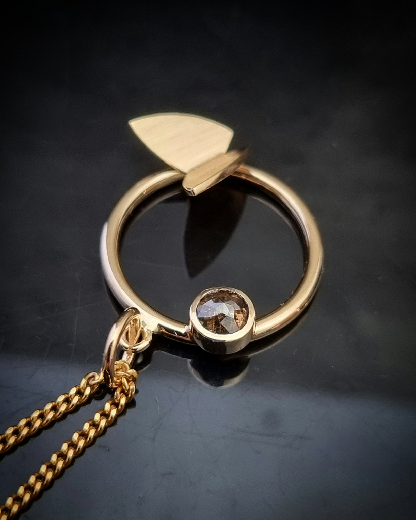 Fjäril på ring med coffeediamant 0,35 ct - hänge i 18K guld