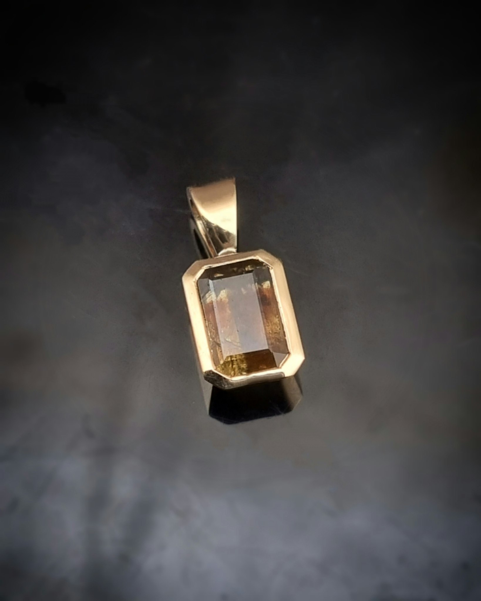 Bicolour Safir 1,42 ct - hänge i 18K guld