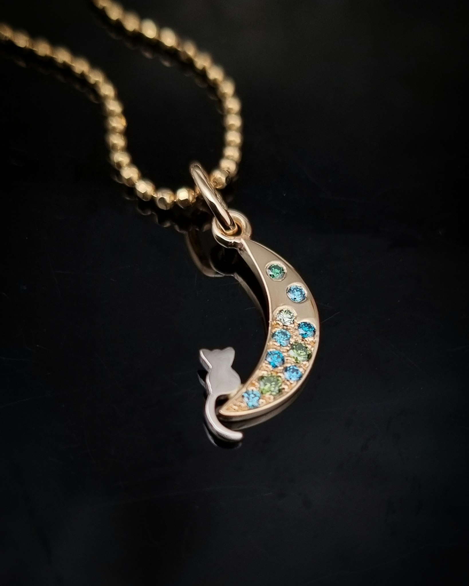 Cat(ch) the moon - diamanthänge i 18K guld