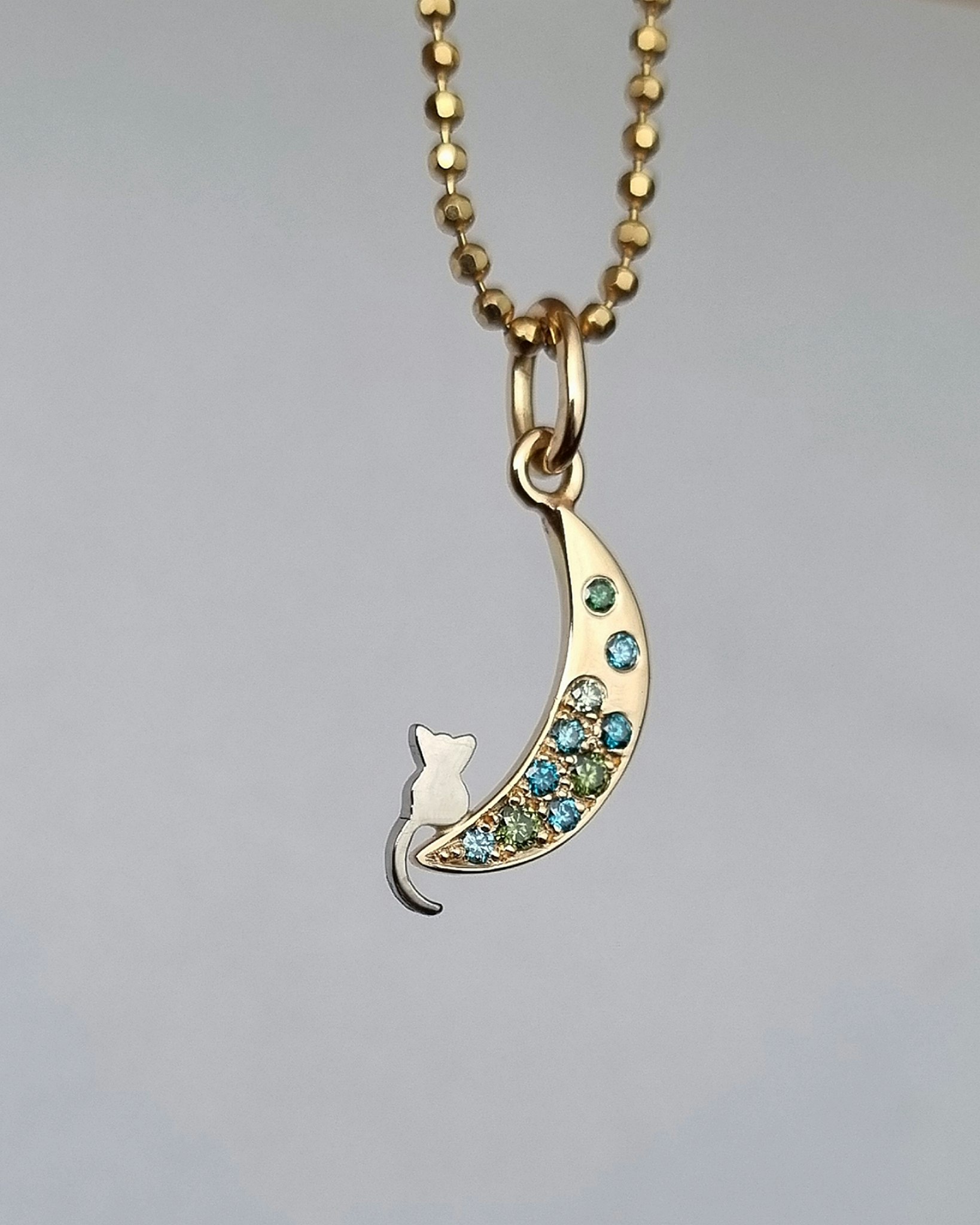 Cat(ch) the moon - diamanthänge i 18K guld