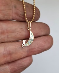 Cat(ch) the moon - diamanthänge i 18K guld
