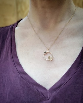 Fjäril på ring med coffeediamant 0,35 ct - hänge i 18K guld