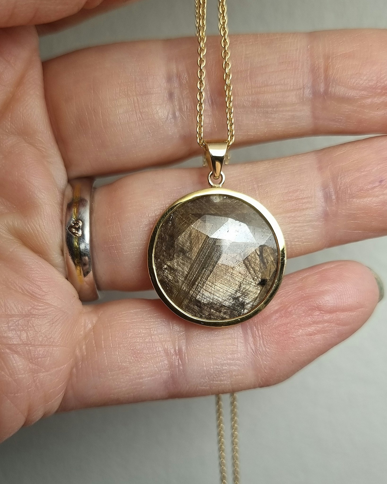 Koppar- & bronsskimrande Safir 10,26 ct - hänge i guld