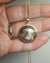 Koppar- & bronsskimrande Safir 10,26 ct - hänge i guld