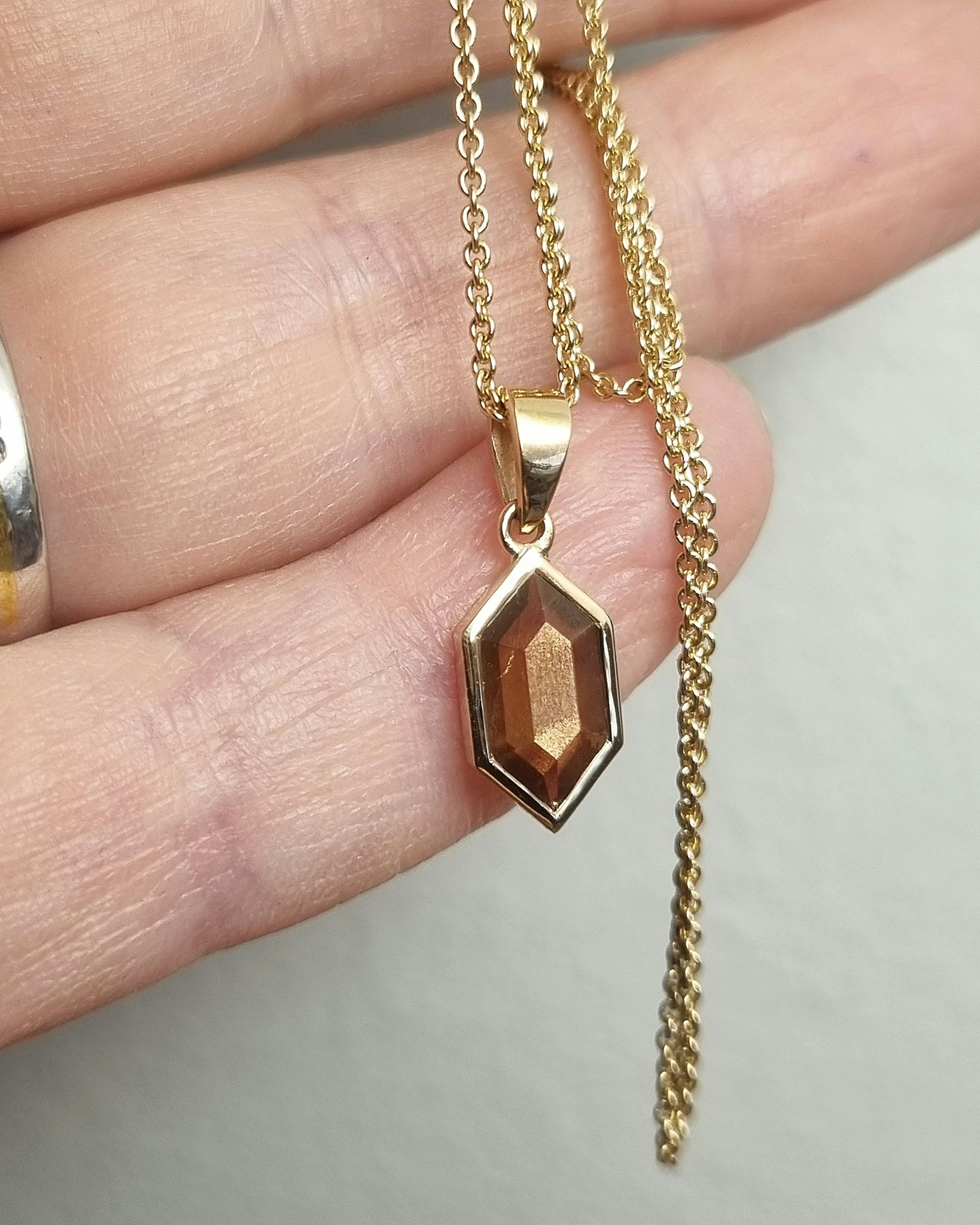 Zelda - Safirhänge i 18K guld