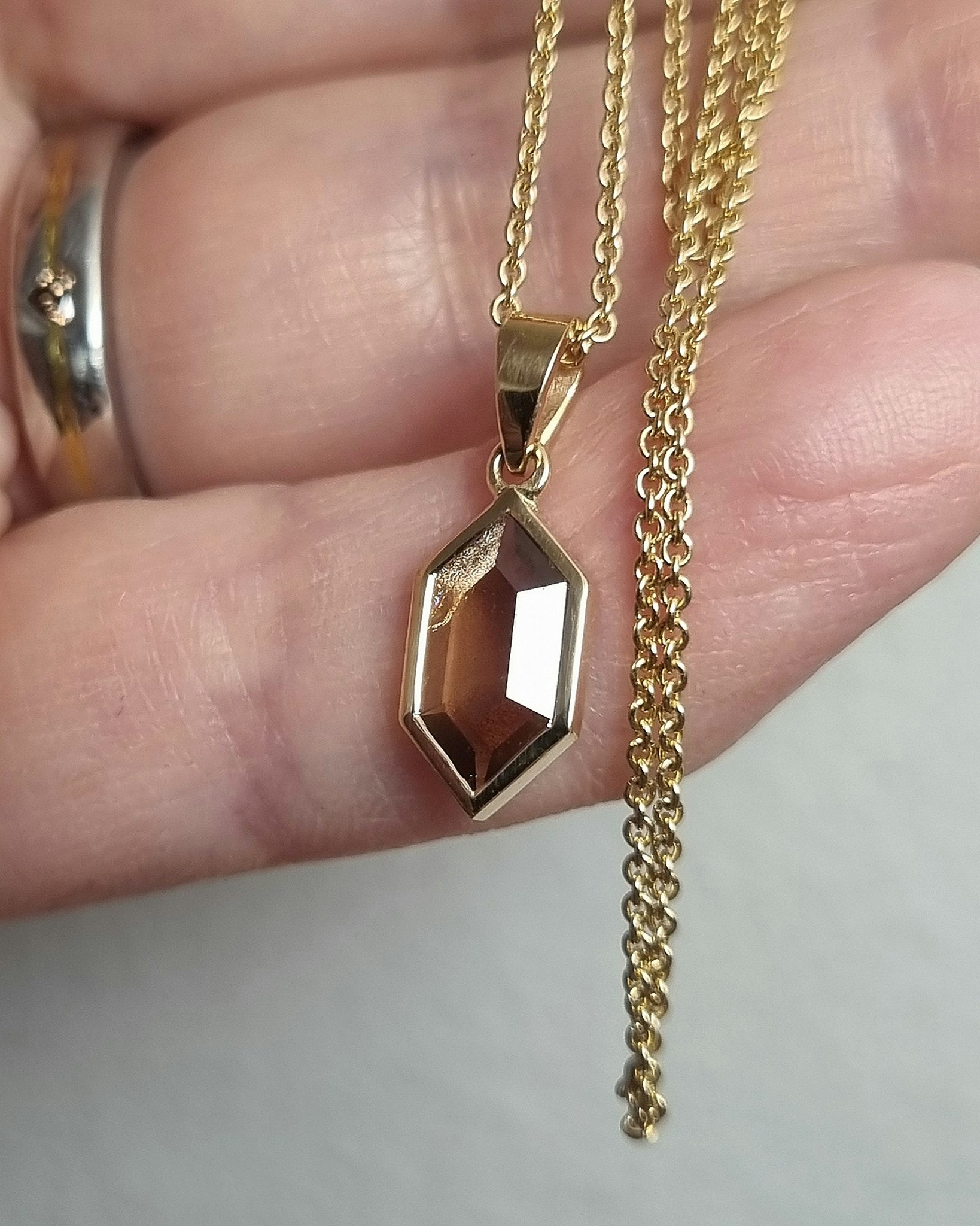 Zelda - Safirhänge i 18K guld