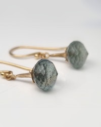 Änglatrumpet med Mossaquamariner - örhängen i 18K guld