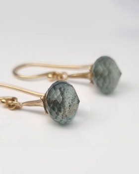 Änglatrumpet med Mossaquamariner - örhängen i 18K guld