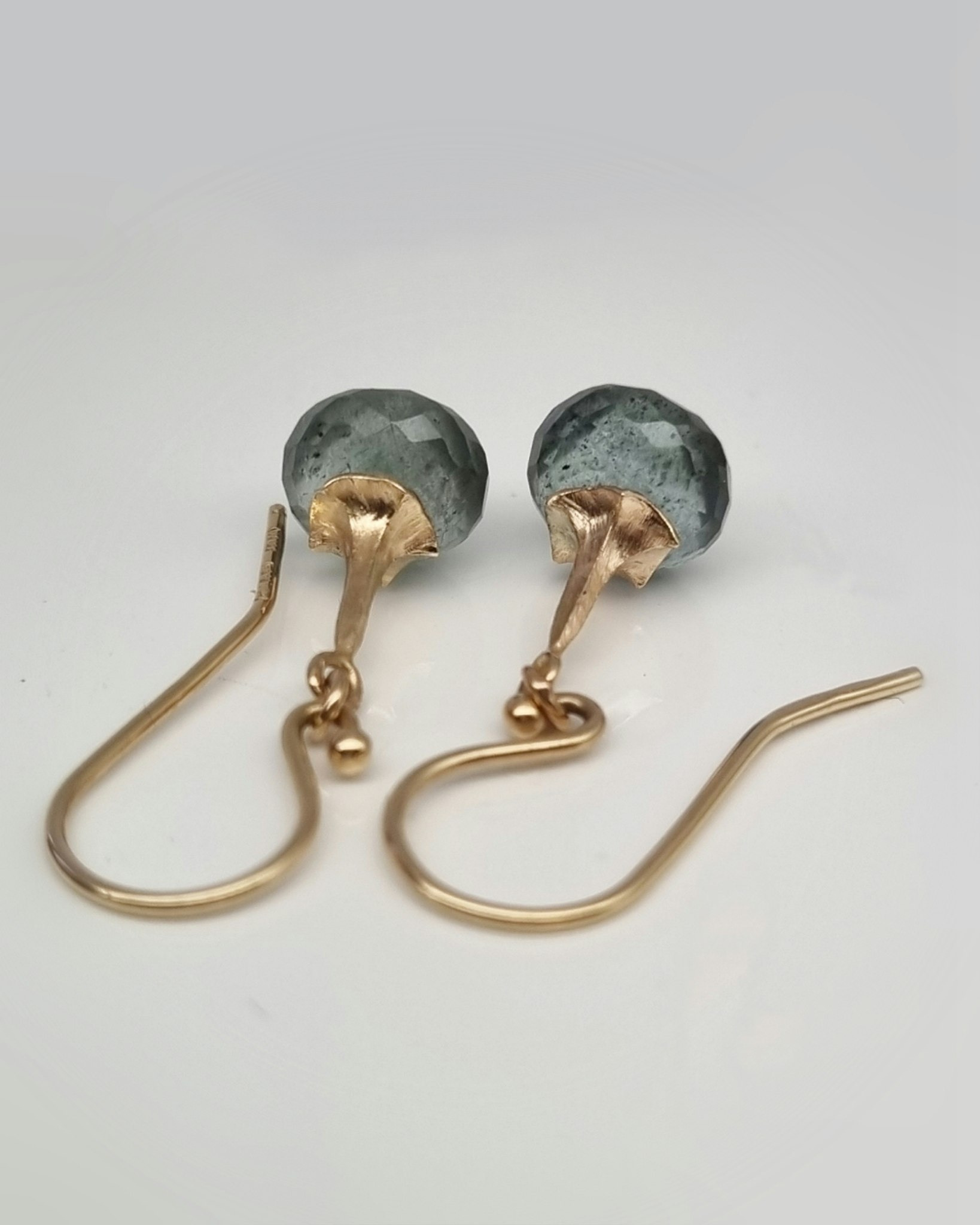 Änglatrumpet med Mossaquamariner - örhängen i 18K guld
