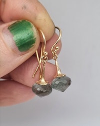 Änglatrumpet med Mossaquamariner - örhängen i 18K guld