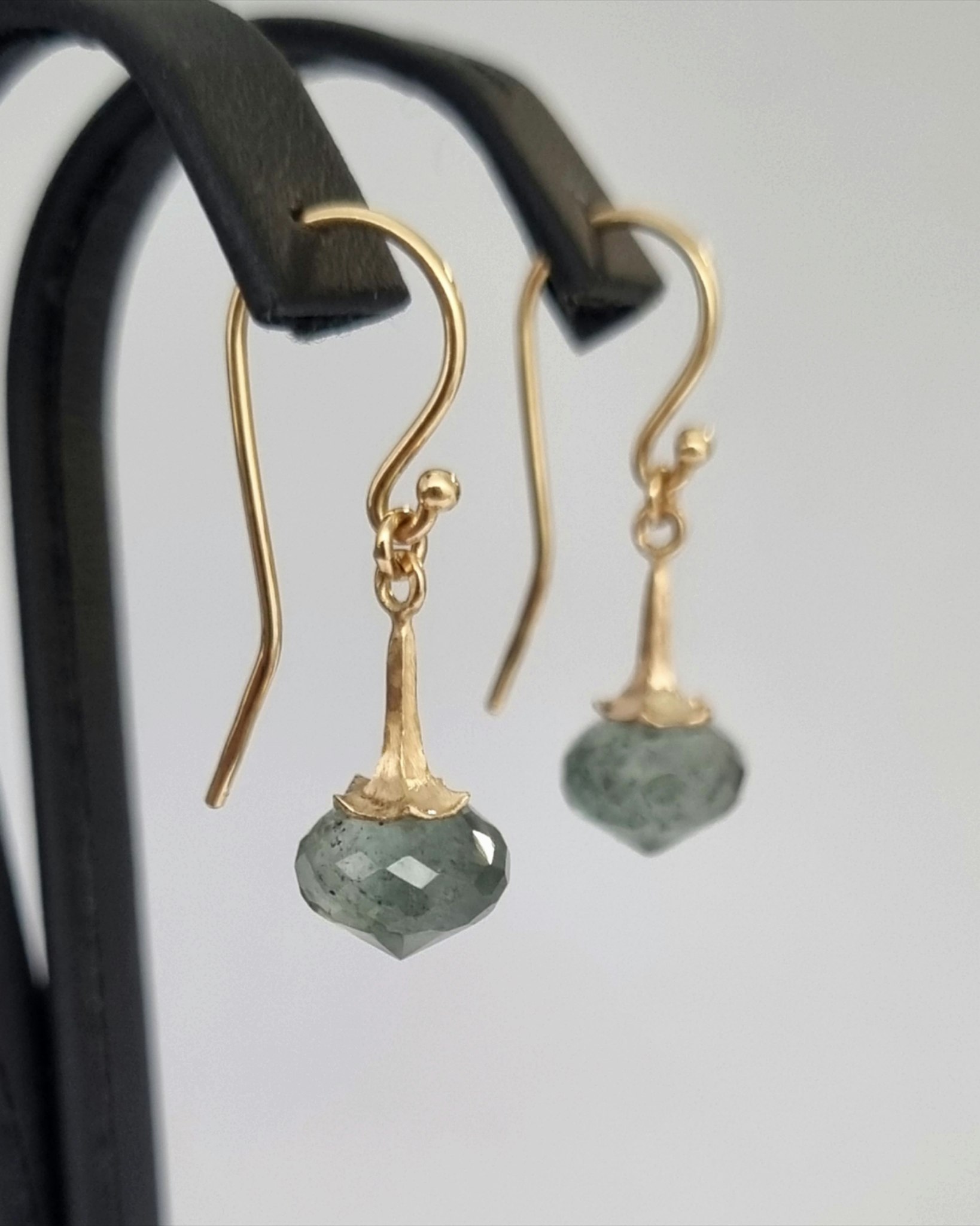 Änglatrumpet med Mossaquamariner - örhängen i 18K guld