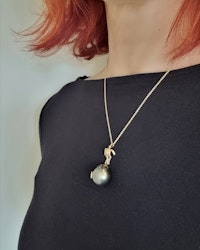 Guardian of the Ocean - Tredelat pärlhänge i 18 K