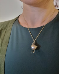 Barbro med Blomsterhatt - Tahitipärlhänge i 18K guld