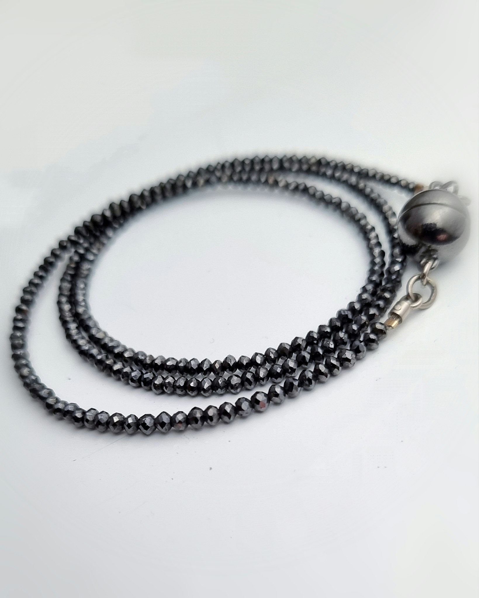 Svartgnister 18,4 ct- Diamantcollier 45 cm