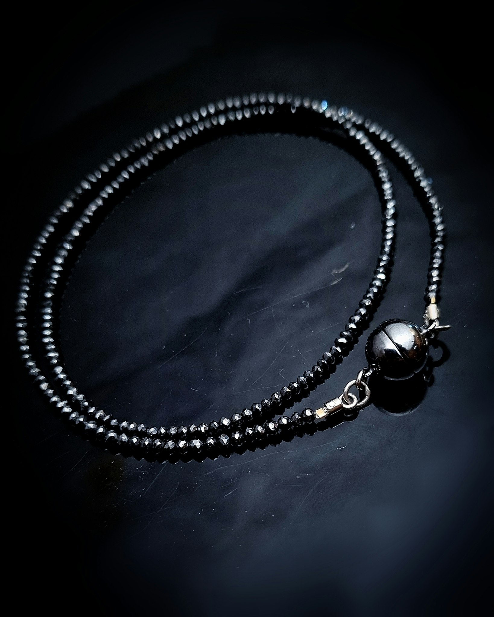 Svartgnister 18,4 ct- Diamantcollier 45 cm