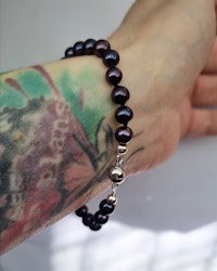 Onyxfärgade Sötvattenspärlor - armband 19 cm