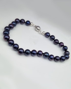 Onyxfärgade Sötvattenspärlor - armband 19 cm