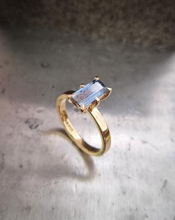 Solitär med Safir - ring i 18K guld