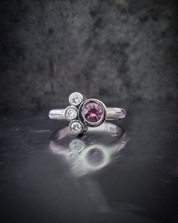 Safir & diamantring 18K vitguld & Safircollier ljusgrönt